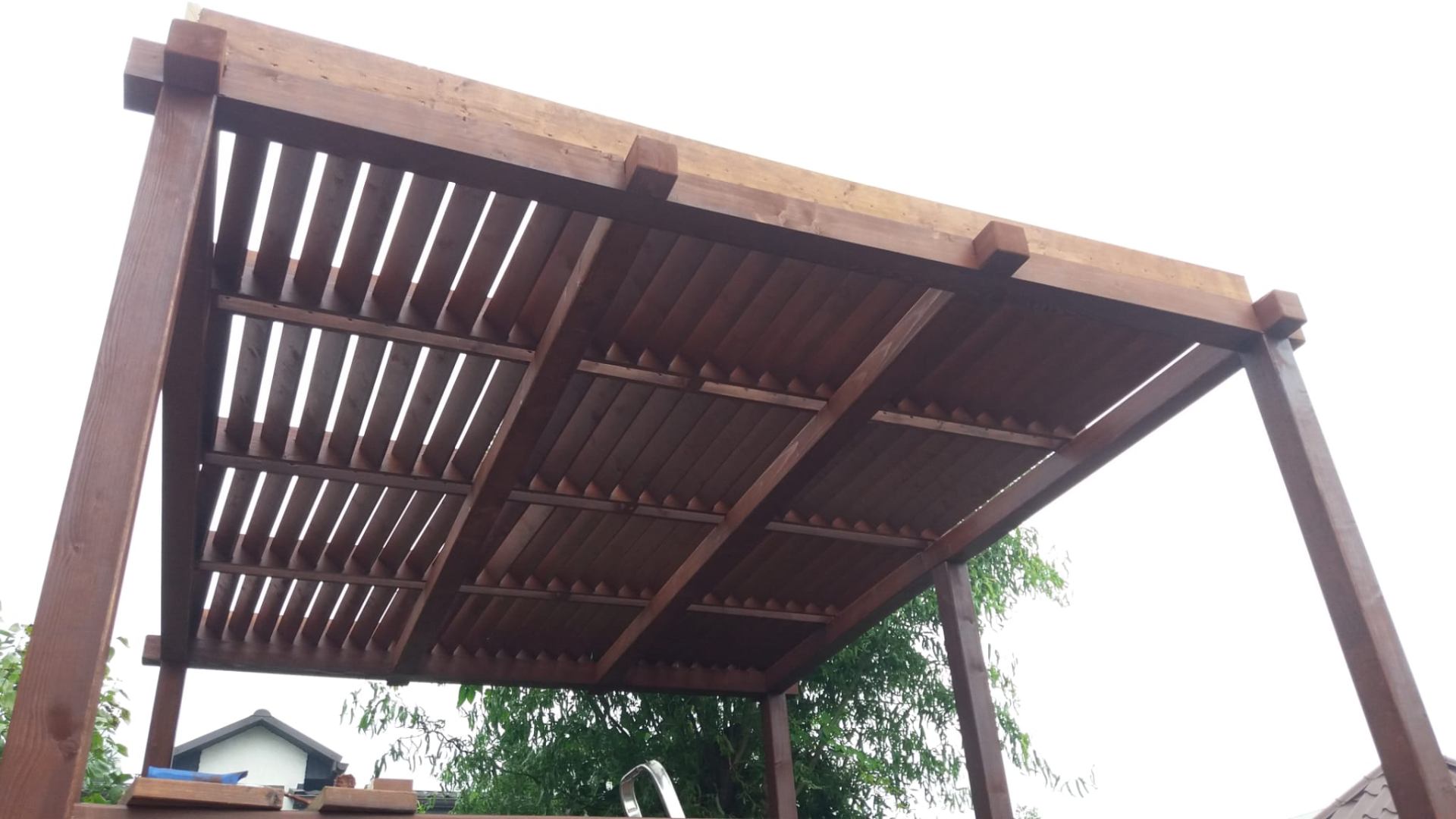 Pergola drewniana – widok z dołu